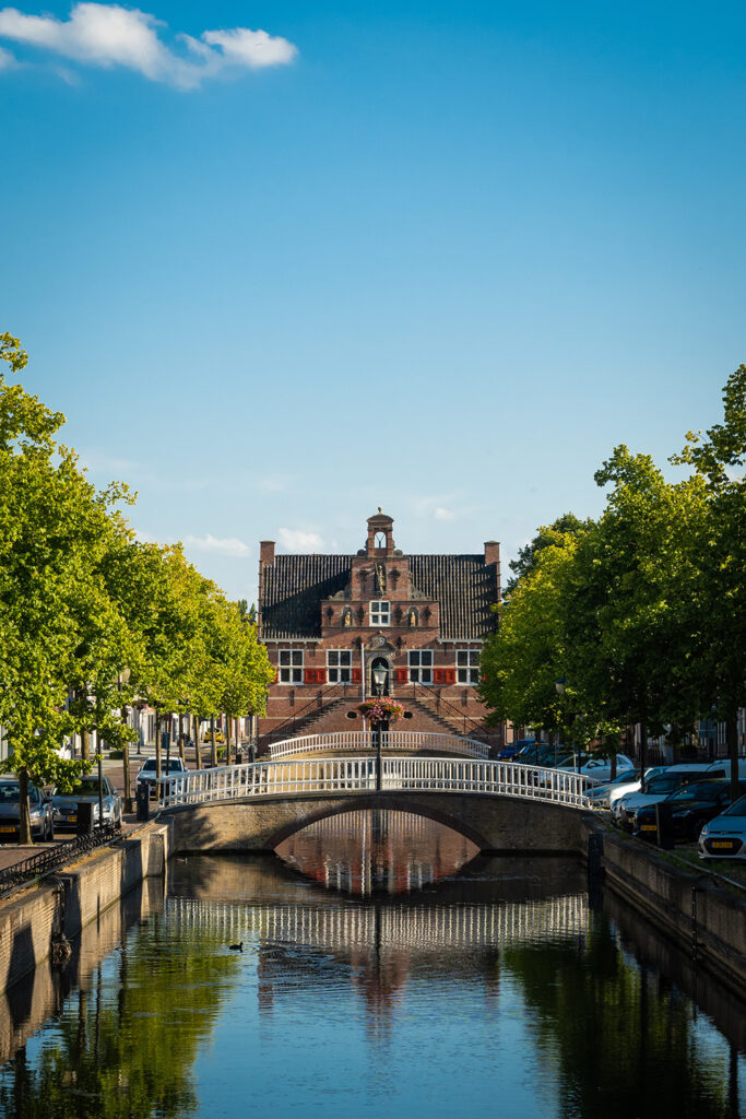 Het stadhuis van Oud-Beijerland aan de haven
