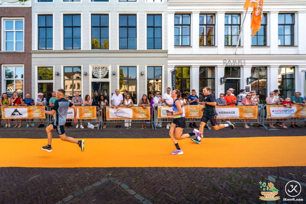 Lopers op de oranje finishloper in de Oost-Voorstraat