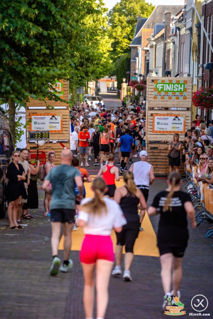 Lopers op weg naar de finish in het centrum van Oud-Beijerland