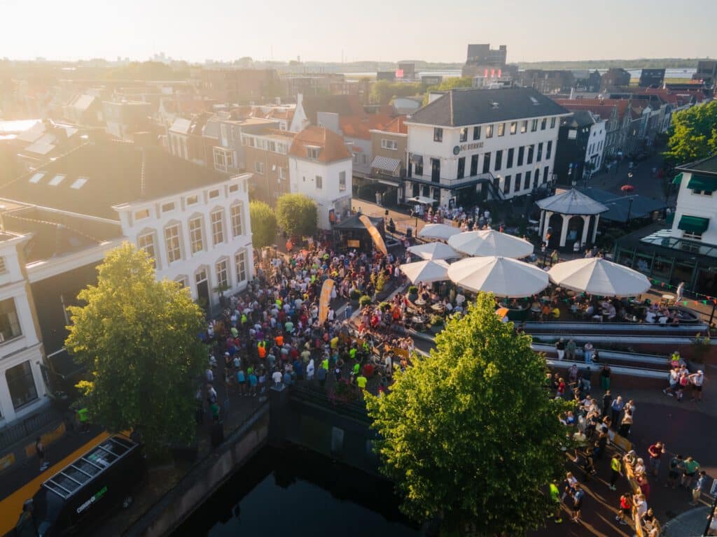 Luchtfoto van publiek en lopers in het centrum van Oud-Beijerland