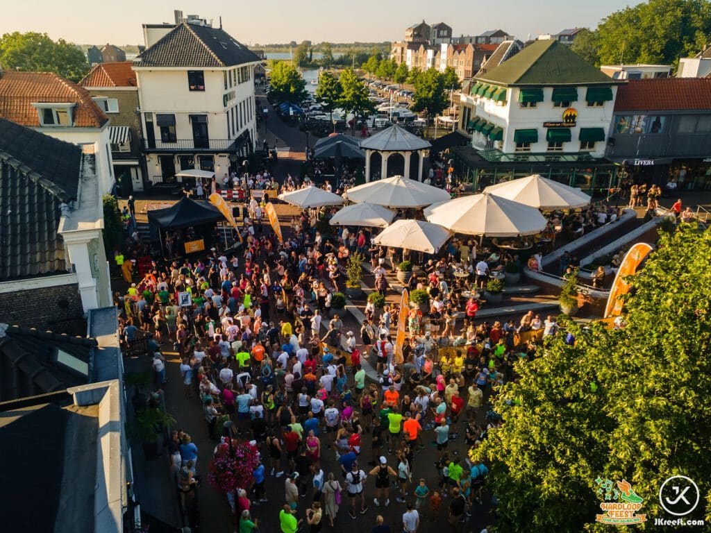 Luchtfoto van het drukke centrum van Oud-Beijerland vol lopers en publiek
