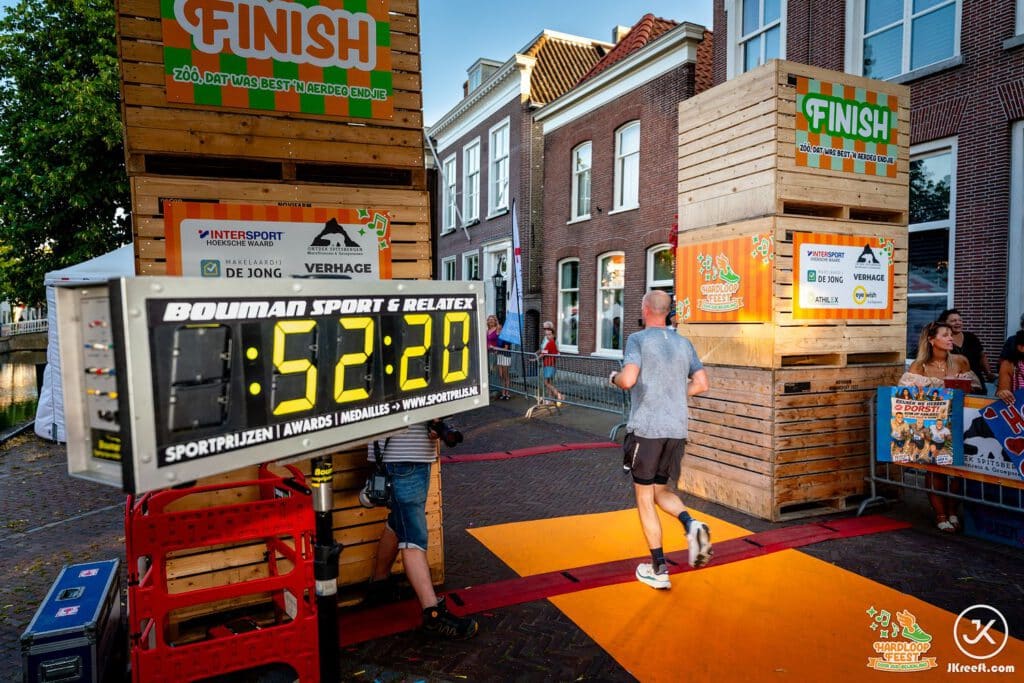 De finishklok bij de finish van het Hardloopfeest