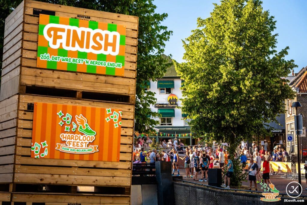 Finishboog van het Hardloopfeest boven de drukke Oost-Voorstraat
