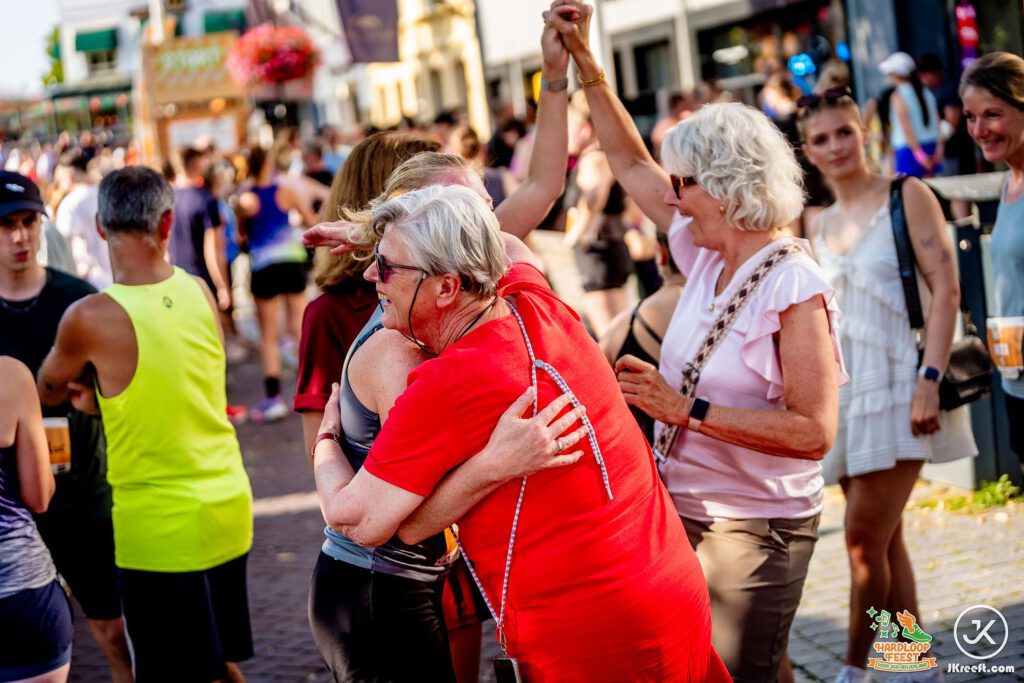 Finishers en supporters vallen elkaar in de armen